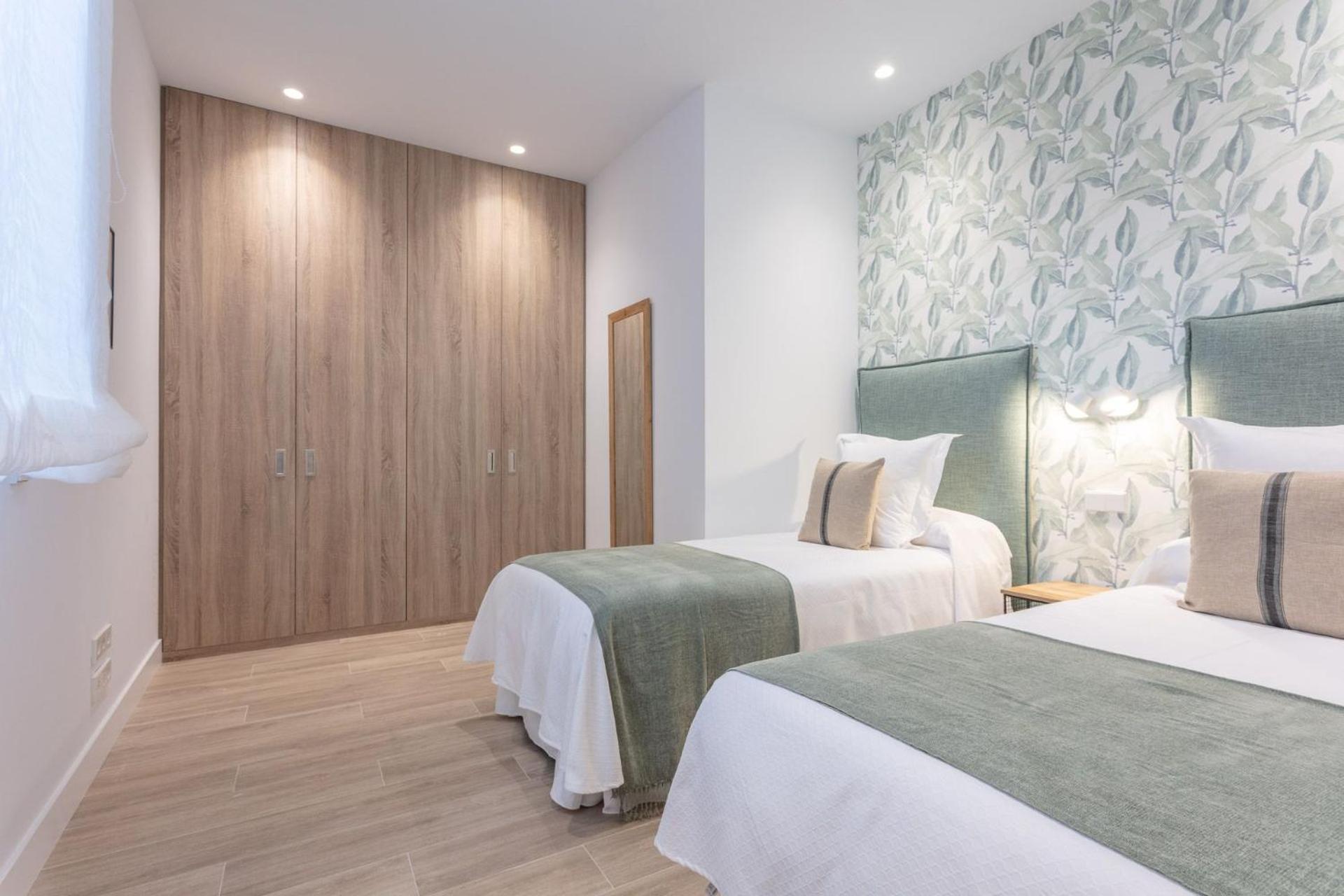 Apartment Spacious 2-bedroom In Steps Away From Plaza Espana Conde Duque I *