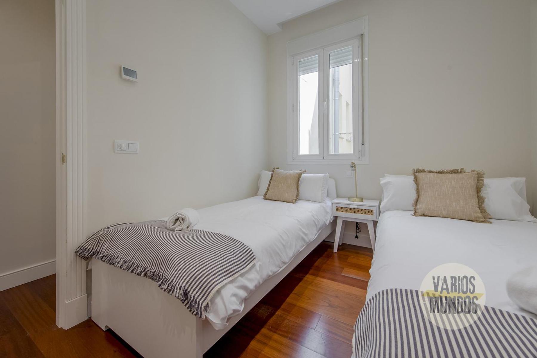 Premium 10pax En Plaza Espana-gran Via * Madrid