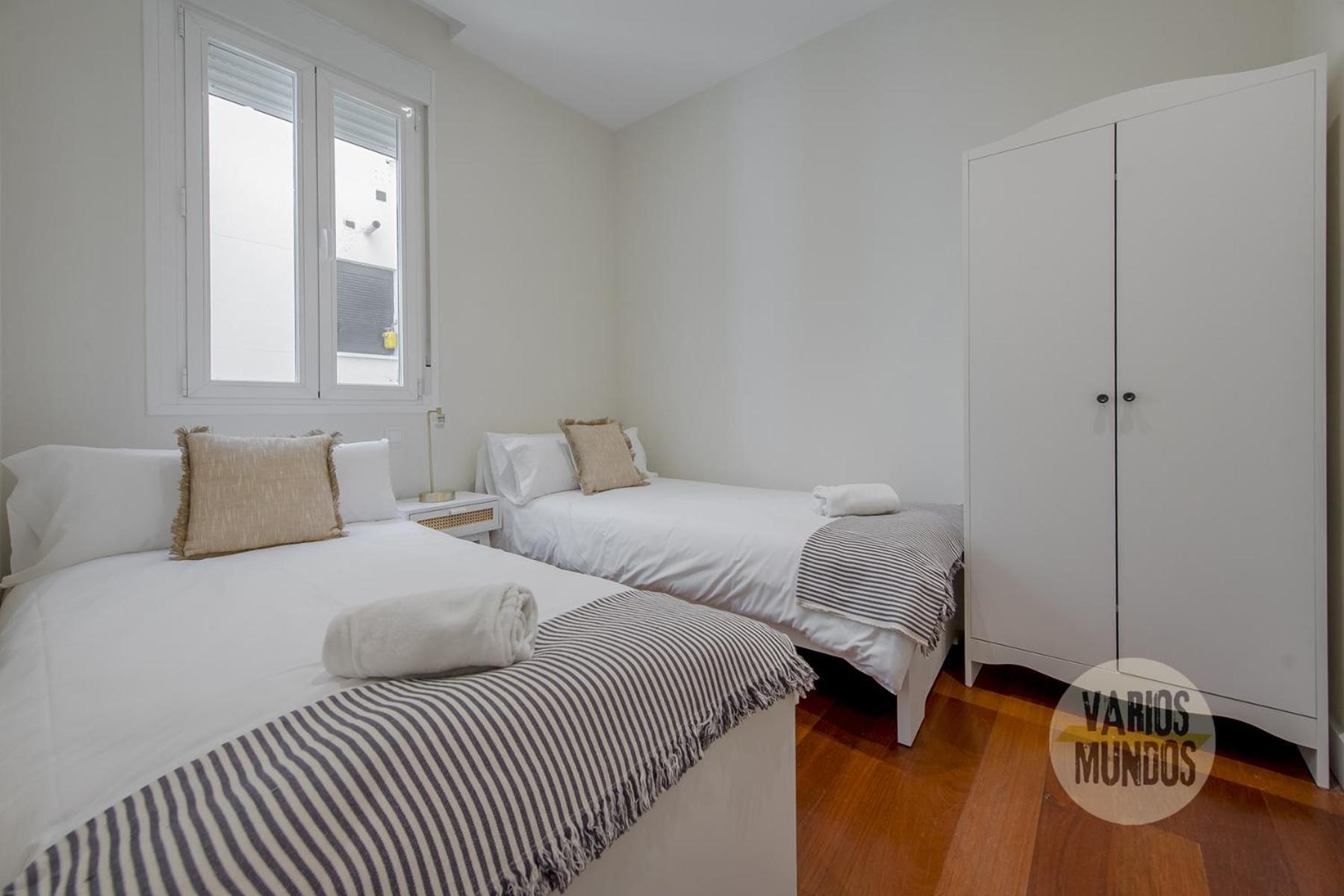 Premium 10pax En Plaza Espana-gran Via * Madrid