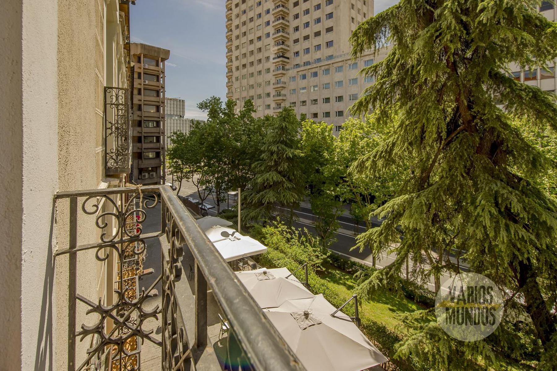 Premium 10pax En Plaza Espana-gran Via * Madrid