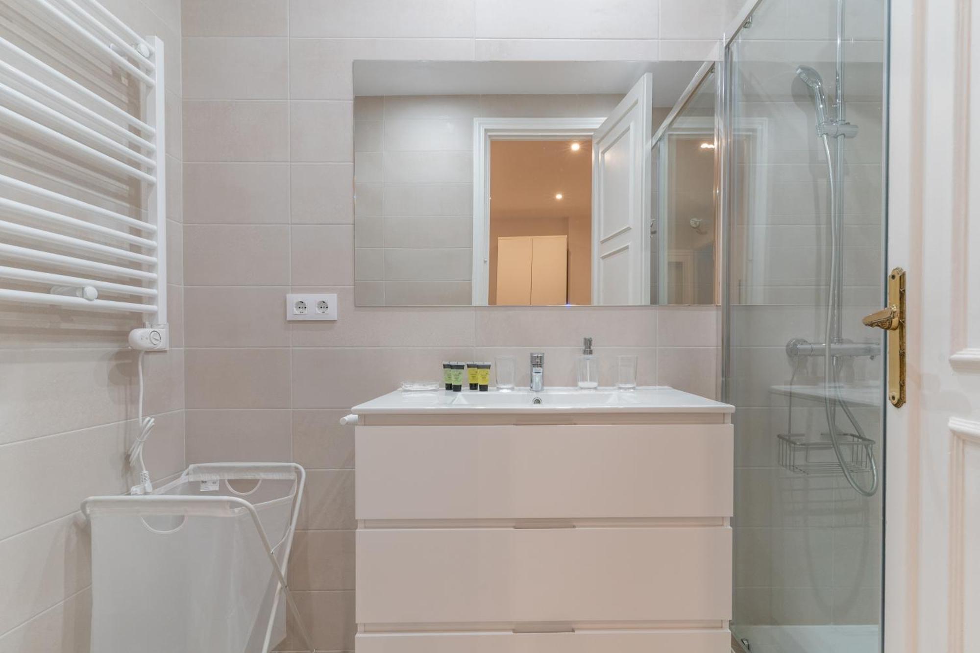 Apartment Spacious Central-3bedrooms 3bathrooms-sol Madrid