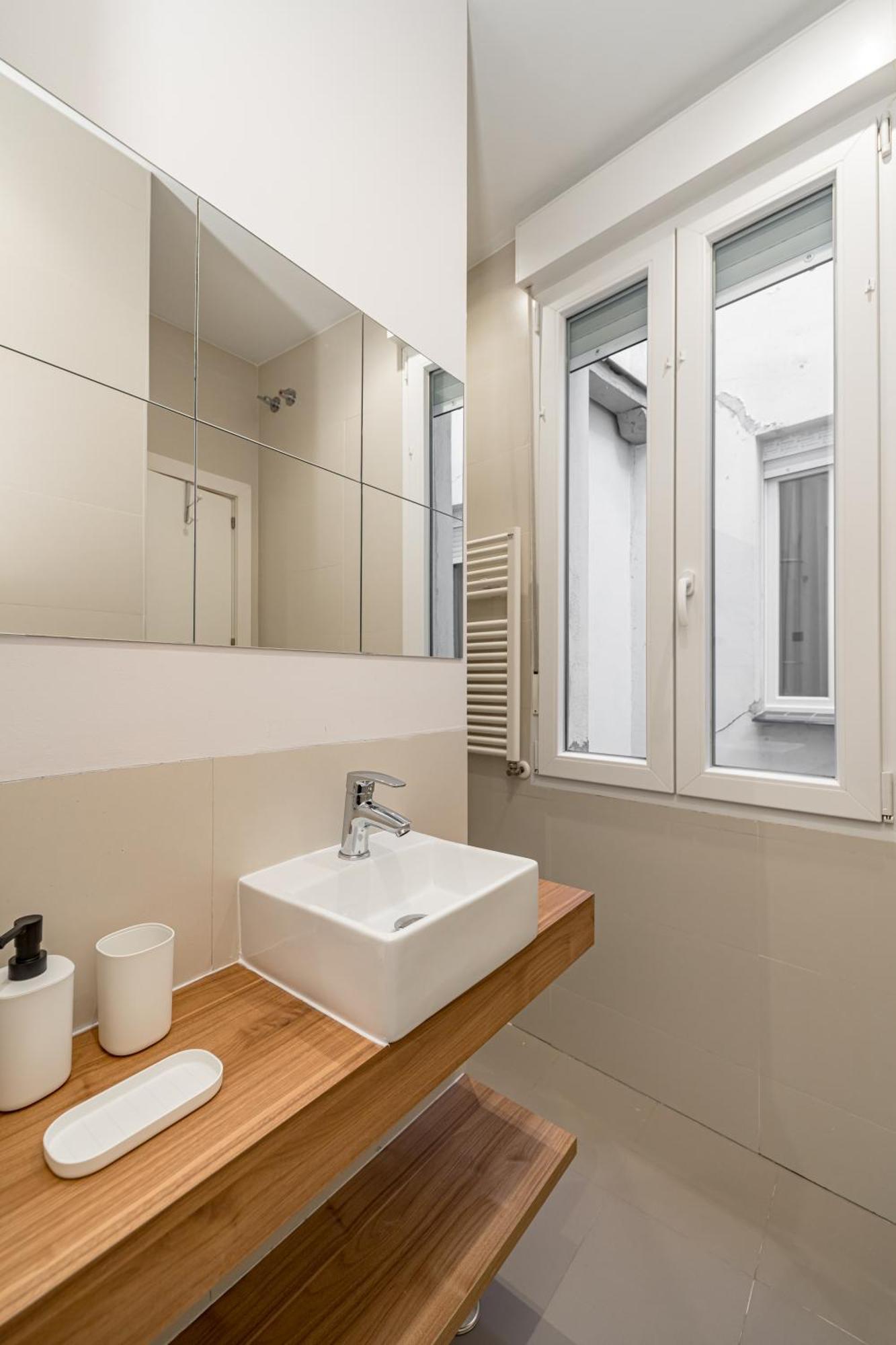 Lalatina Ii Calle Almendro 3br 2bh Apartment Madrid