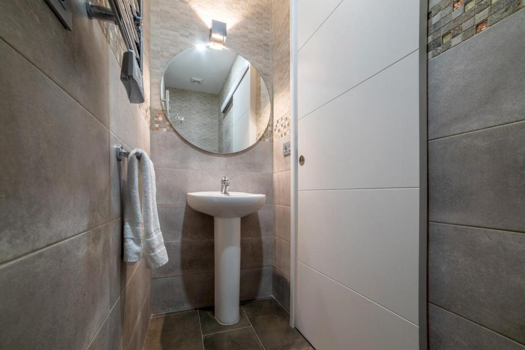 2 Bedrooms 1.5 Bathrooms Furnished - Justicia - Refurbished - Mintystay Apartment