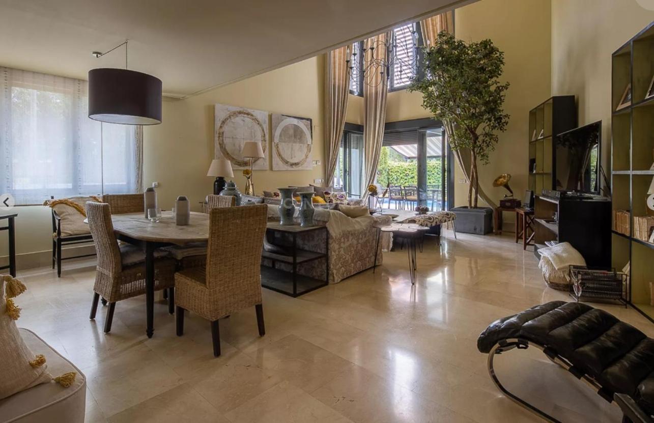 Space In The With Poll Near Golf In Homestay