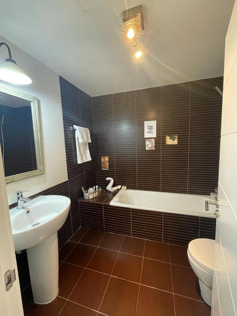 Homestay Space In The With Poll Near Golf In