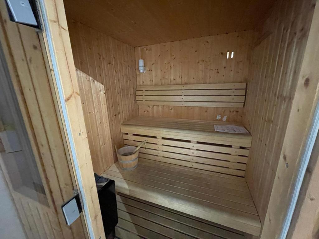 Homestay Space In The With Poll Near Golf In Madrid