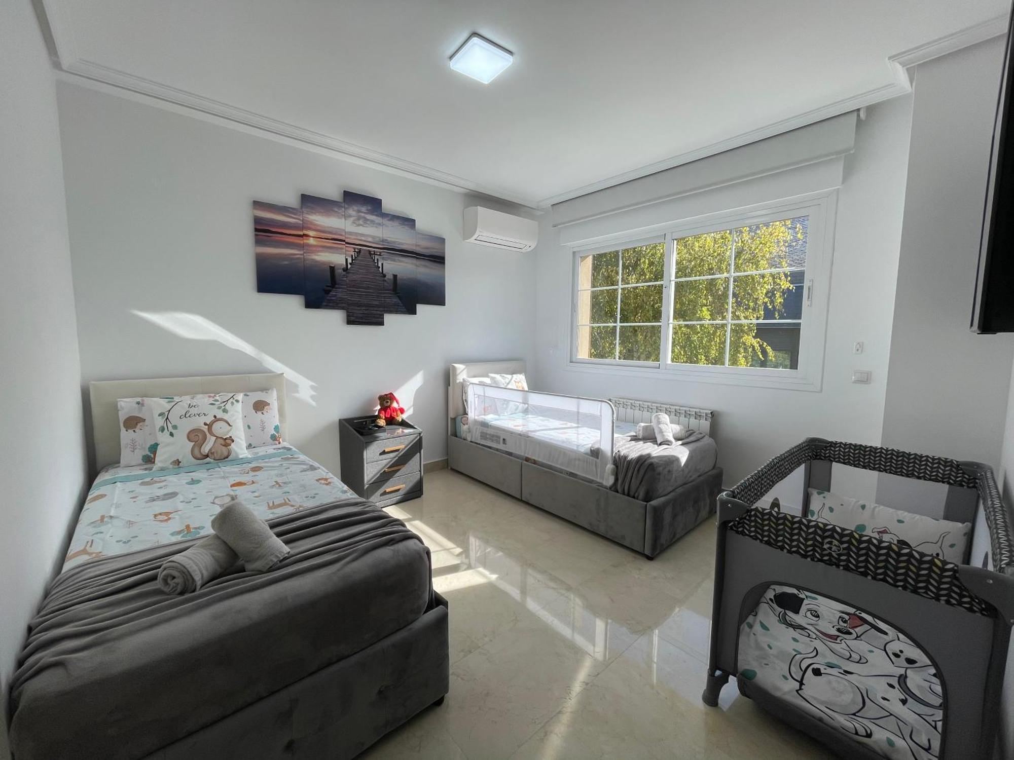 Moderna Casa De Lujo Con Jacuzzi En El Jardin Hébergement de vacances
