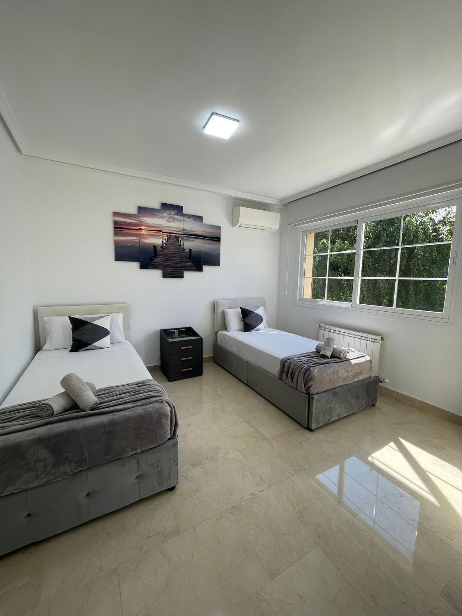 Moderna Casa De Lujo Con Jacuzzi En El Jardin Madrid