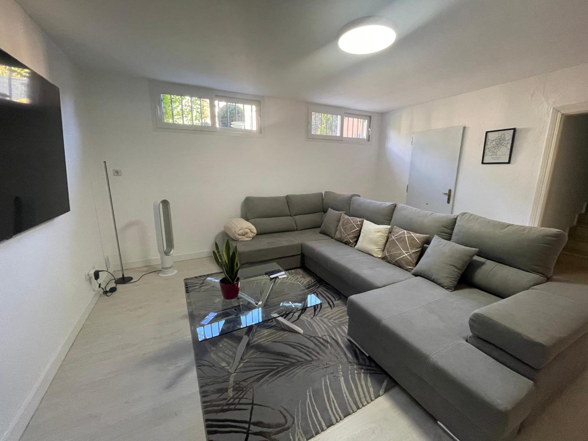 Moderna Casa De Lujo Con Jacuzzi En El Jardin