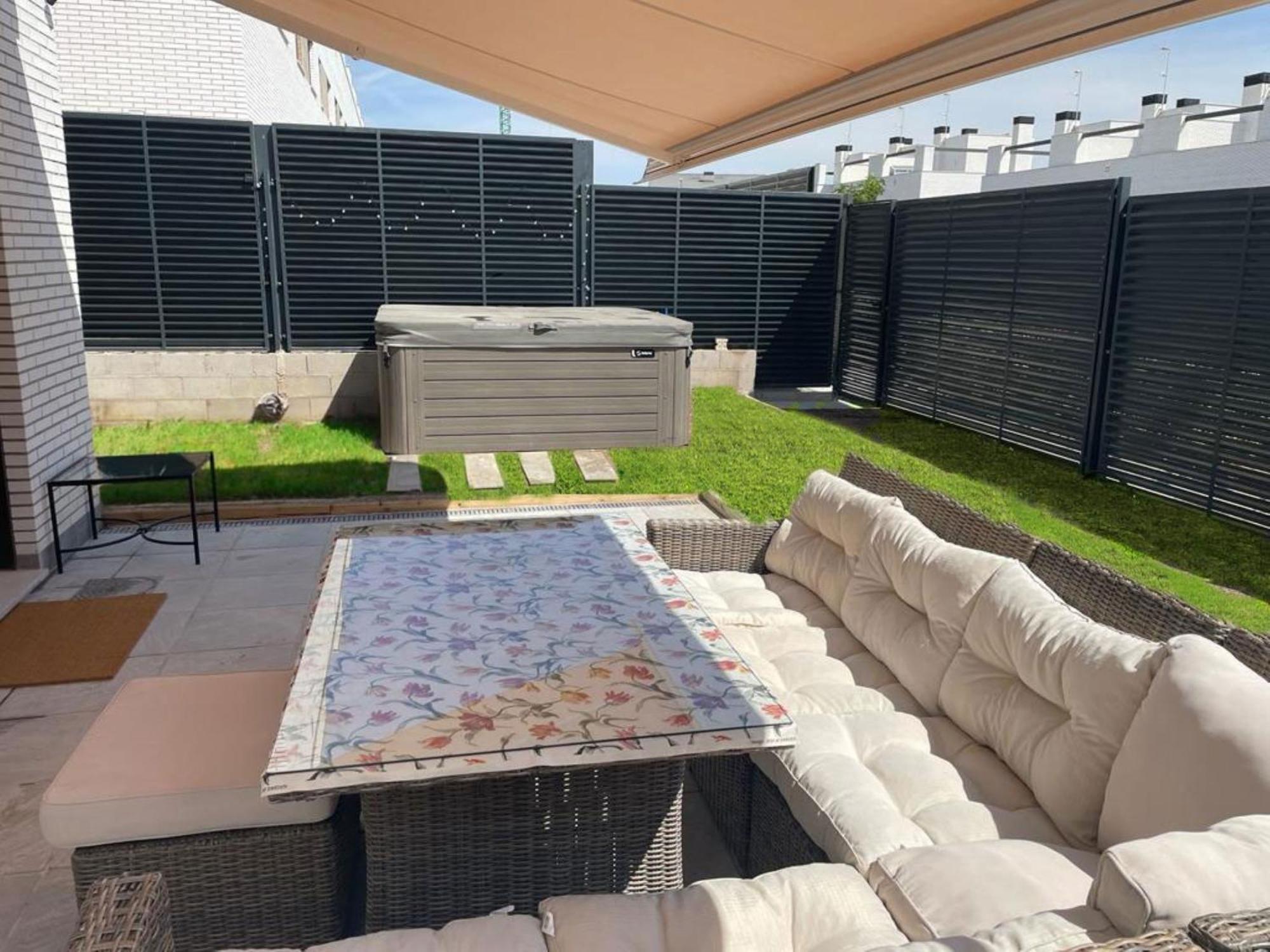 Acogedora Casa En Con Piscina Privada, Jacuzzy Y Garaje