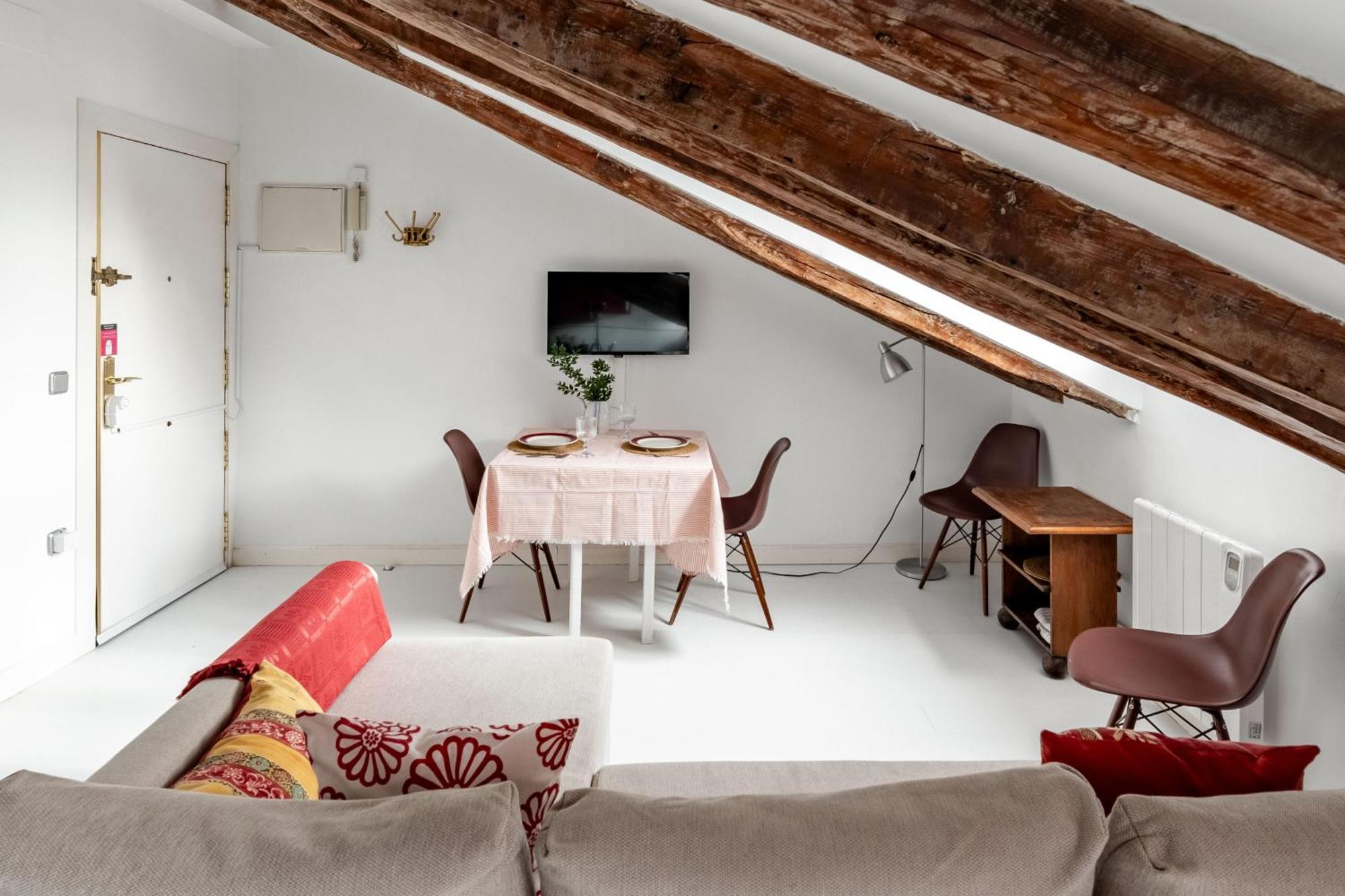 Charming La Latina Vibes * Madrid