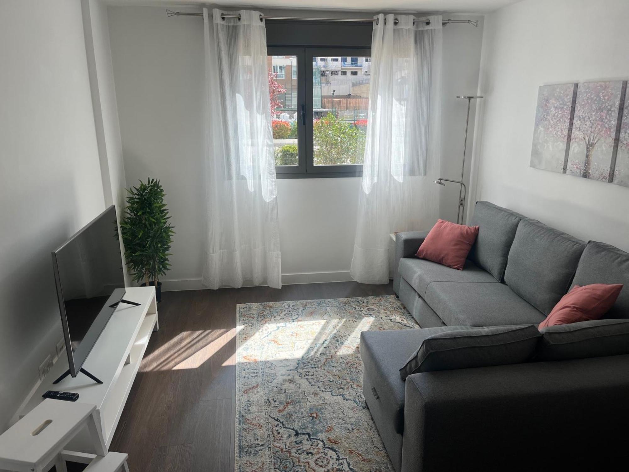 Valdebebas Con Garaje Gimnasio Y Piscina * Madrid