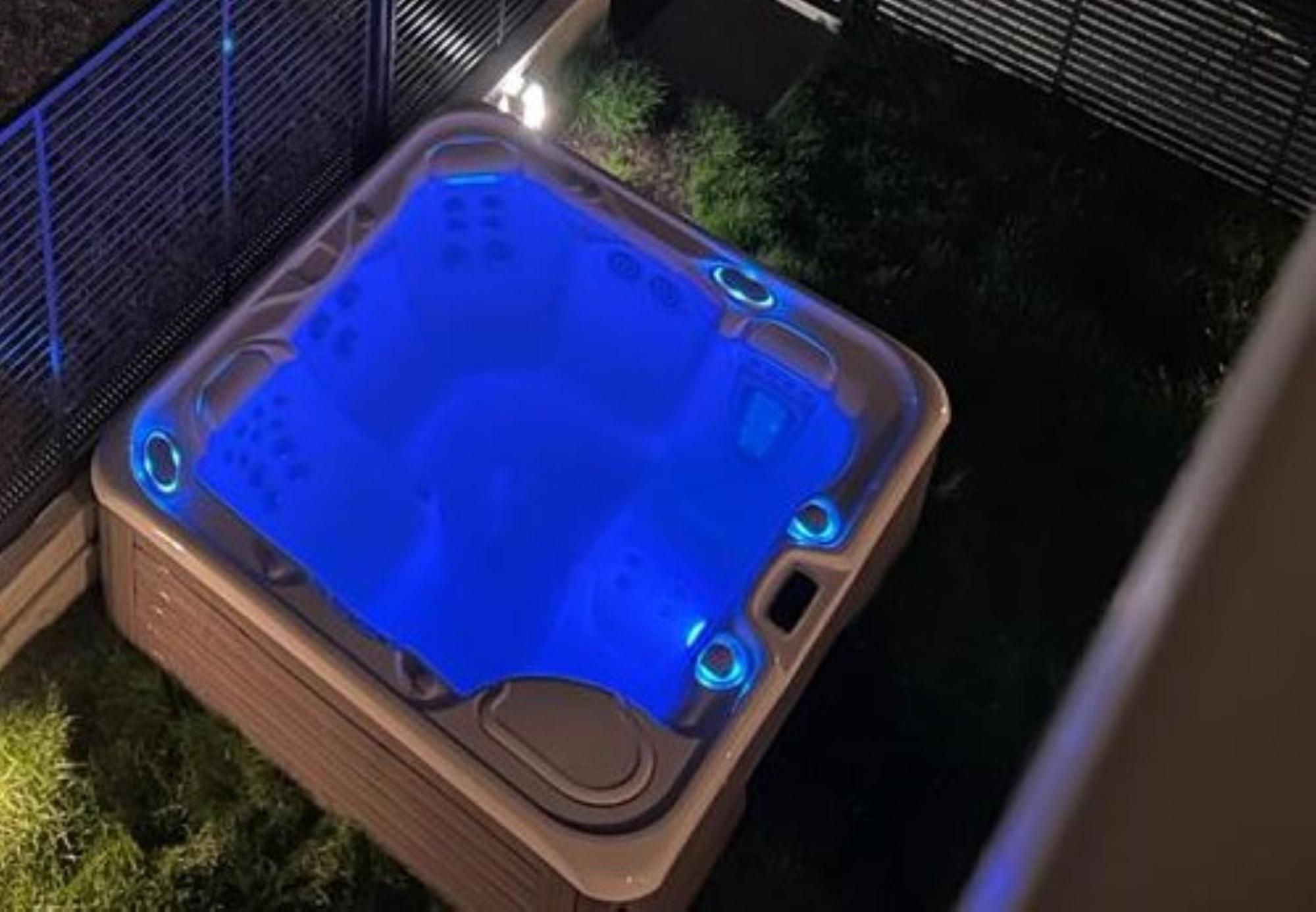 Acogedora Casa En Con Piscina Privada, Jacuzzy Y Garaje