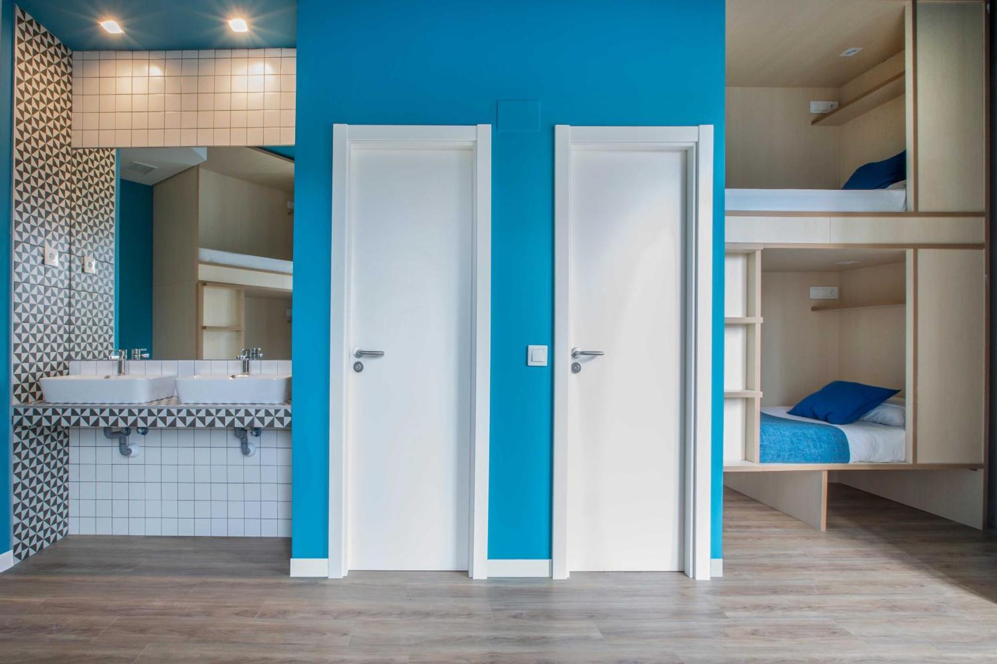 Mola Hostel *