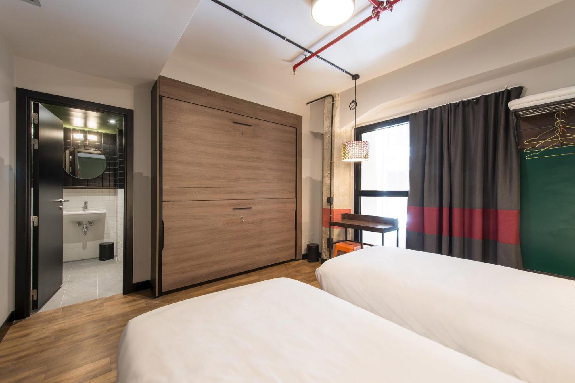 Generator Hostal *