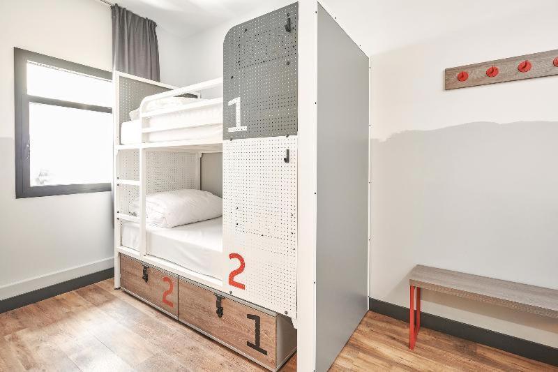 Generator Hostal *