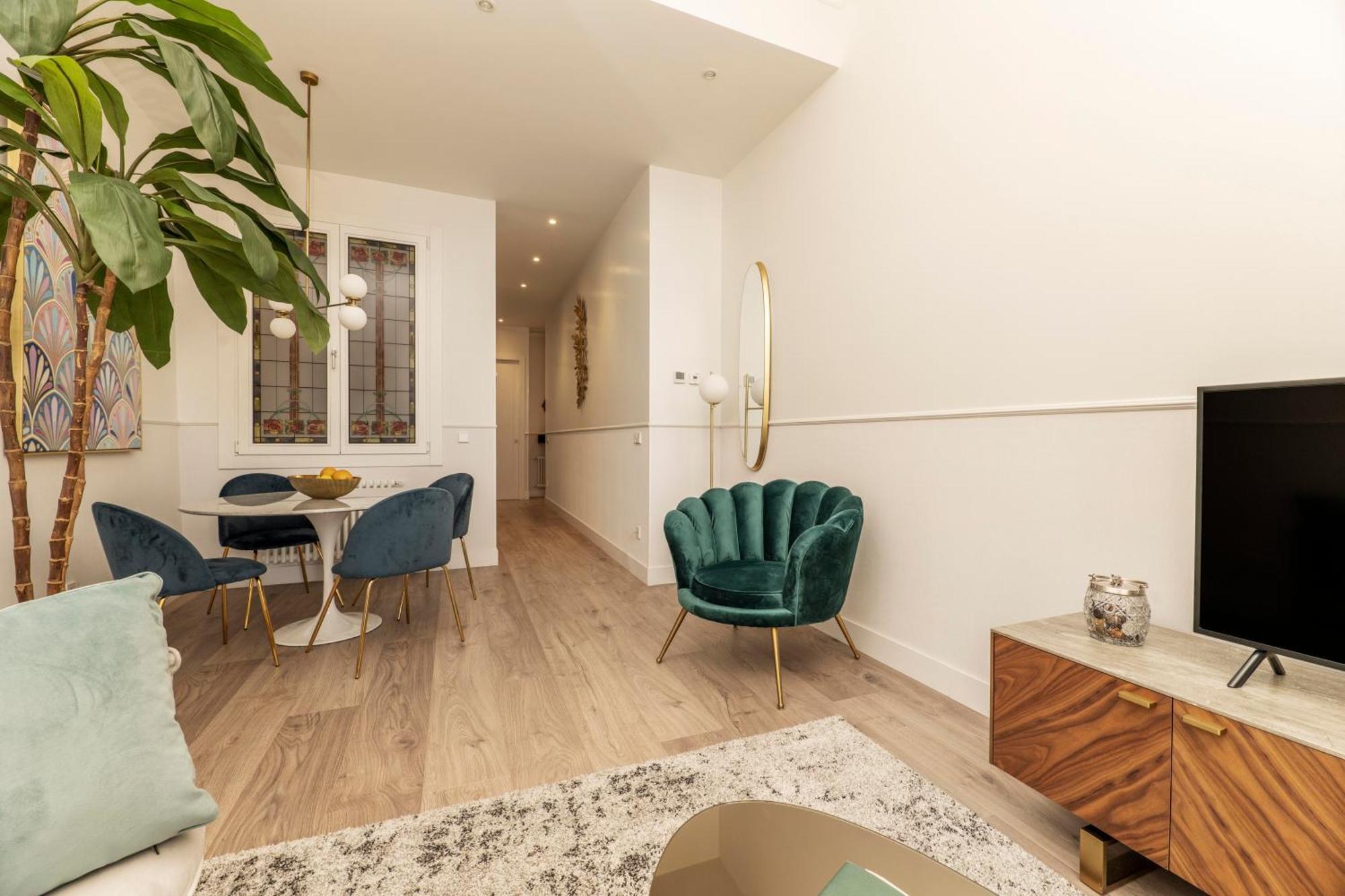 1915 Private Apartment *