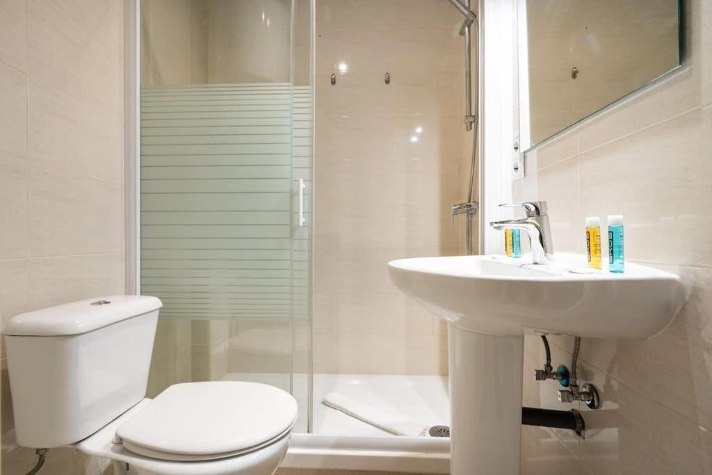 Located In Puerta De Alcala - 2 Apartamento *