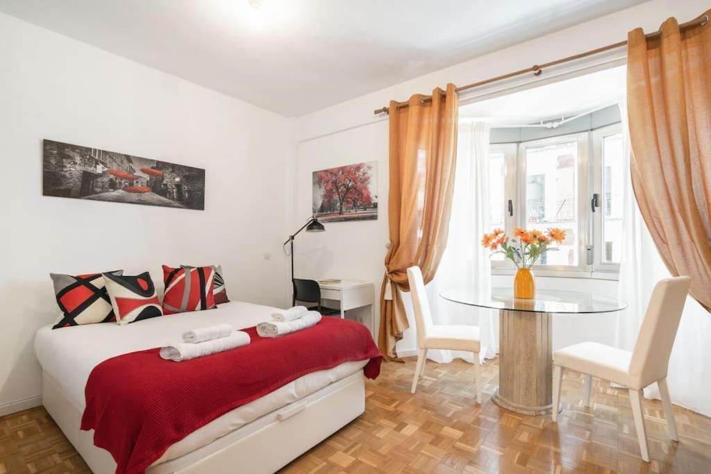Apartamento Located In Puerta De Alcala - 2 Madrid