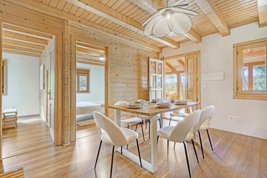 Villa Cozy Wood Cabin, Casino, Pool, 25 Min To Center
