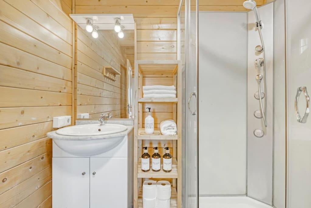 Villa Cozy Wood Cabin, Casino, Pool, 25 Min To Center Madrid