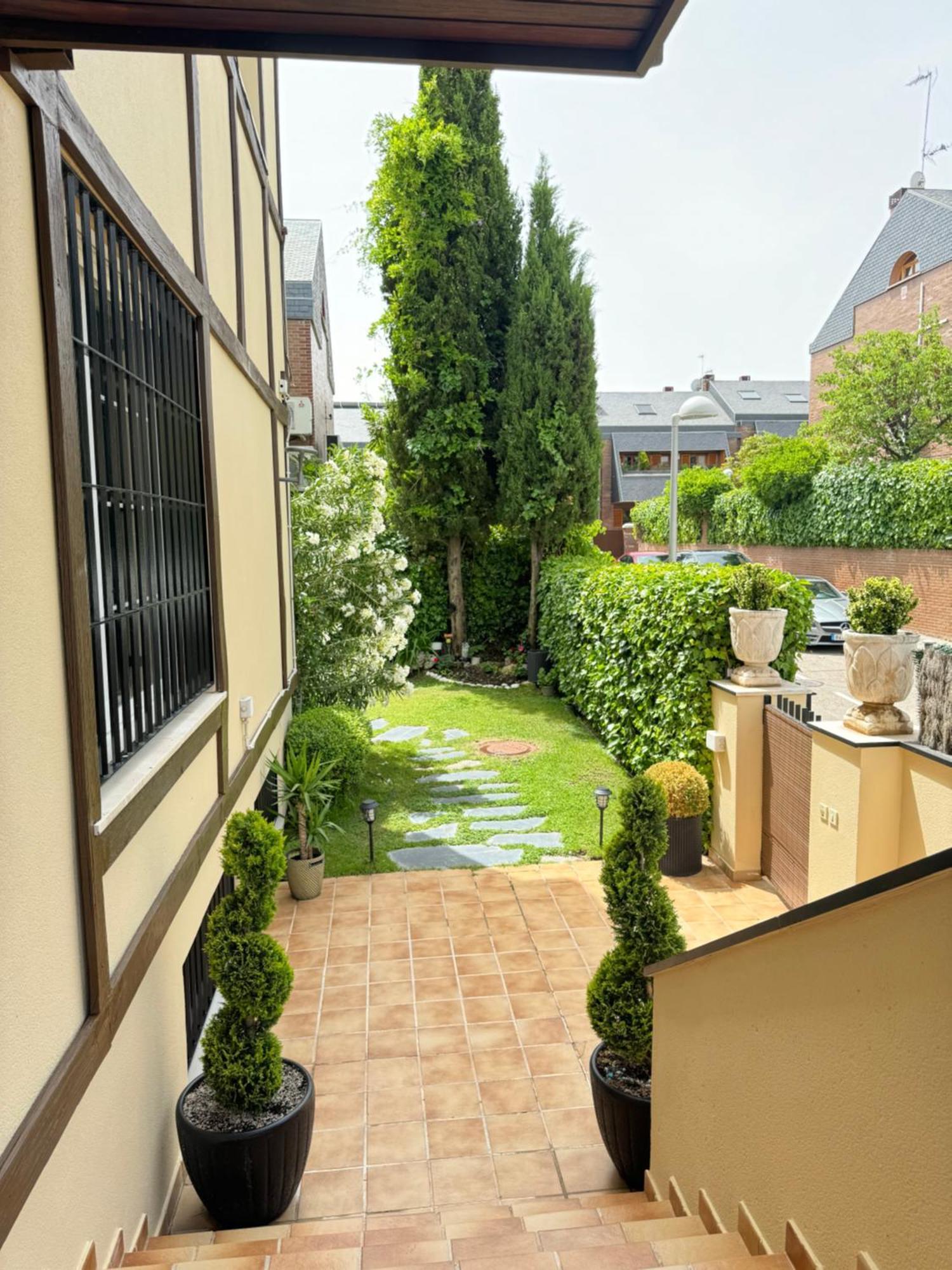 Moderna Casa De Lujo Con Jacuzzi En El Jardin * Madrid