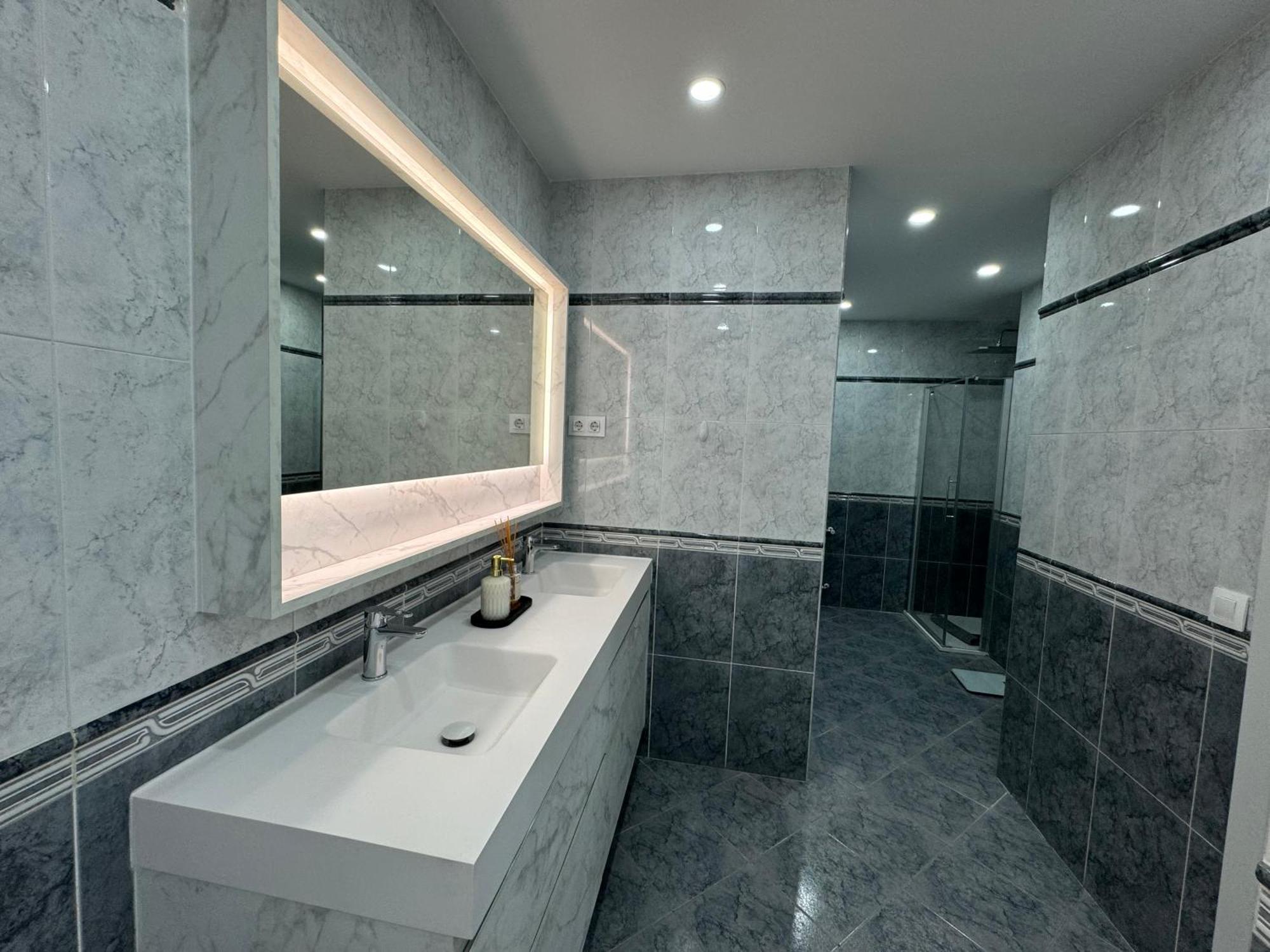 Moderna Casa De Lujo Con Jacuzzi En El Jardin