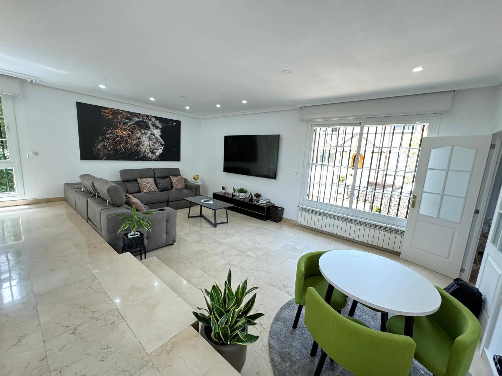 Hébergement de vacances Moderna Casa De Lujo Con Jacuzzi En El Jardin Madrid