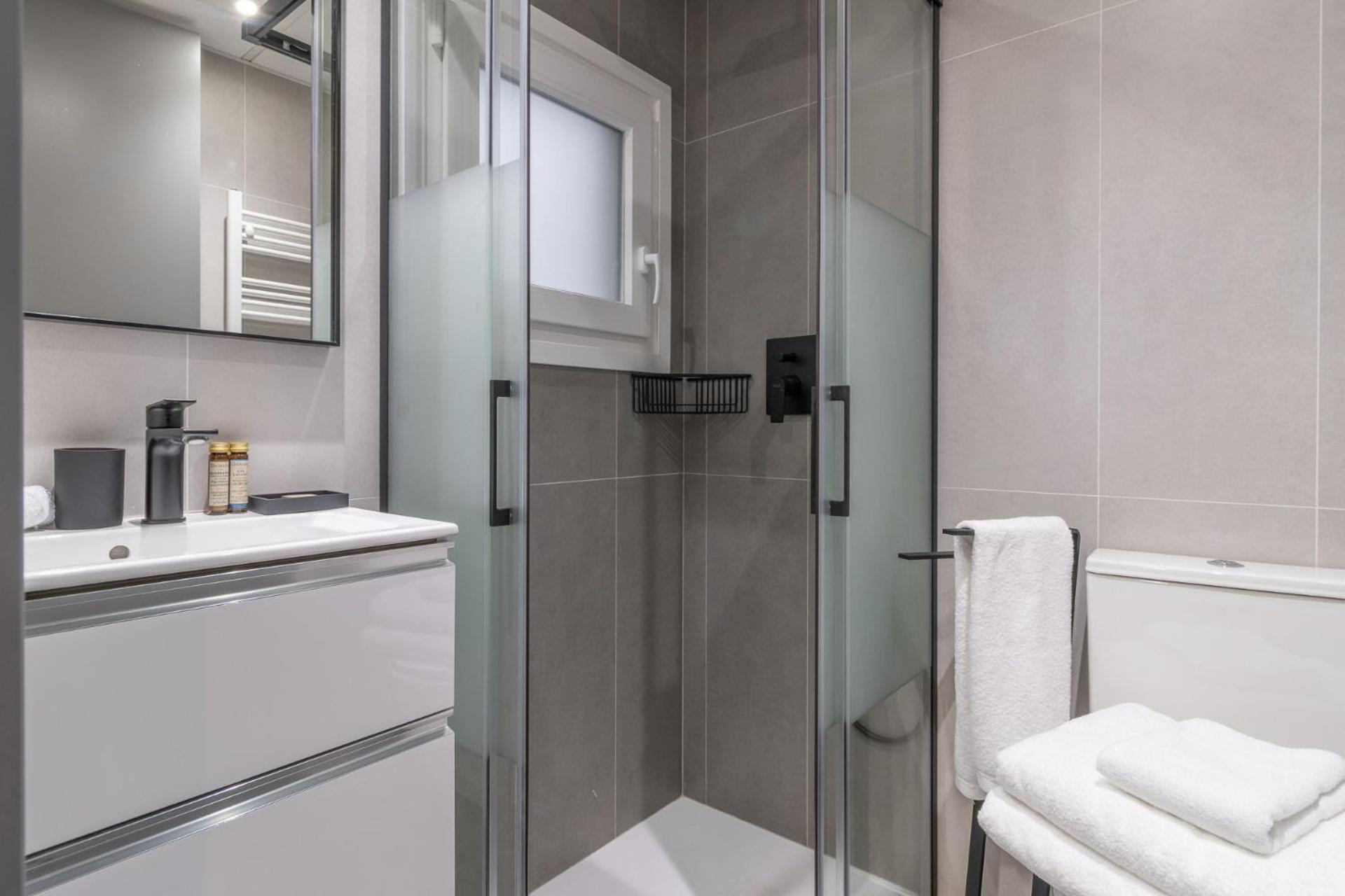Apartamento Trendy La Latina Escape For 3 Next To The Iconic Rastro Market Latina Toledo Ii *