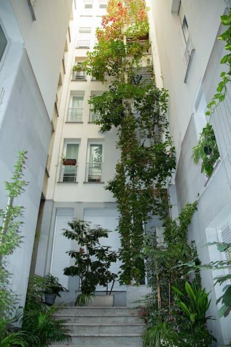 Mezzanine White Apartment *
