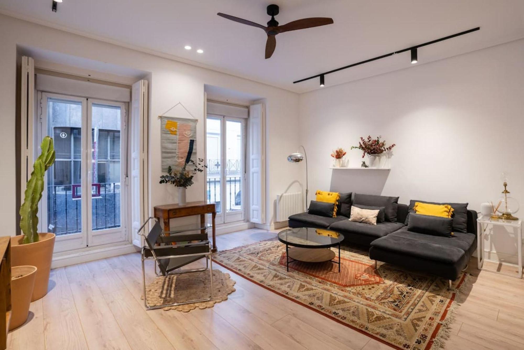 Apartment Stylish 2 Bedroom In The Heart Of Madrid