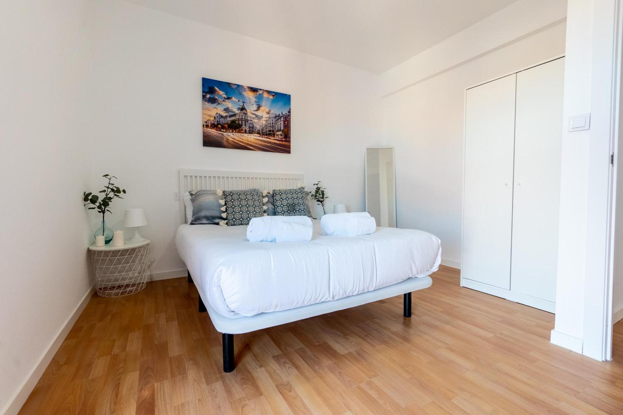 Homely 2 Bedroom In Barajas * Madri