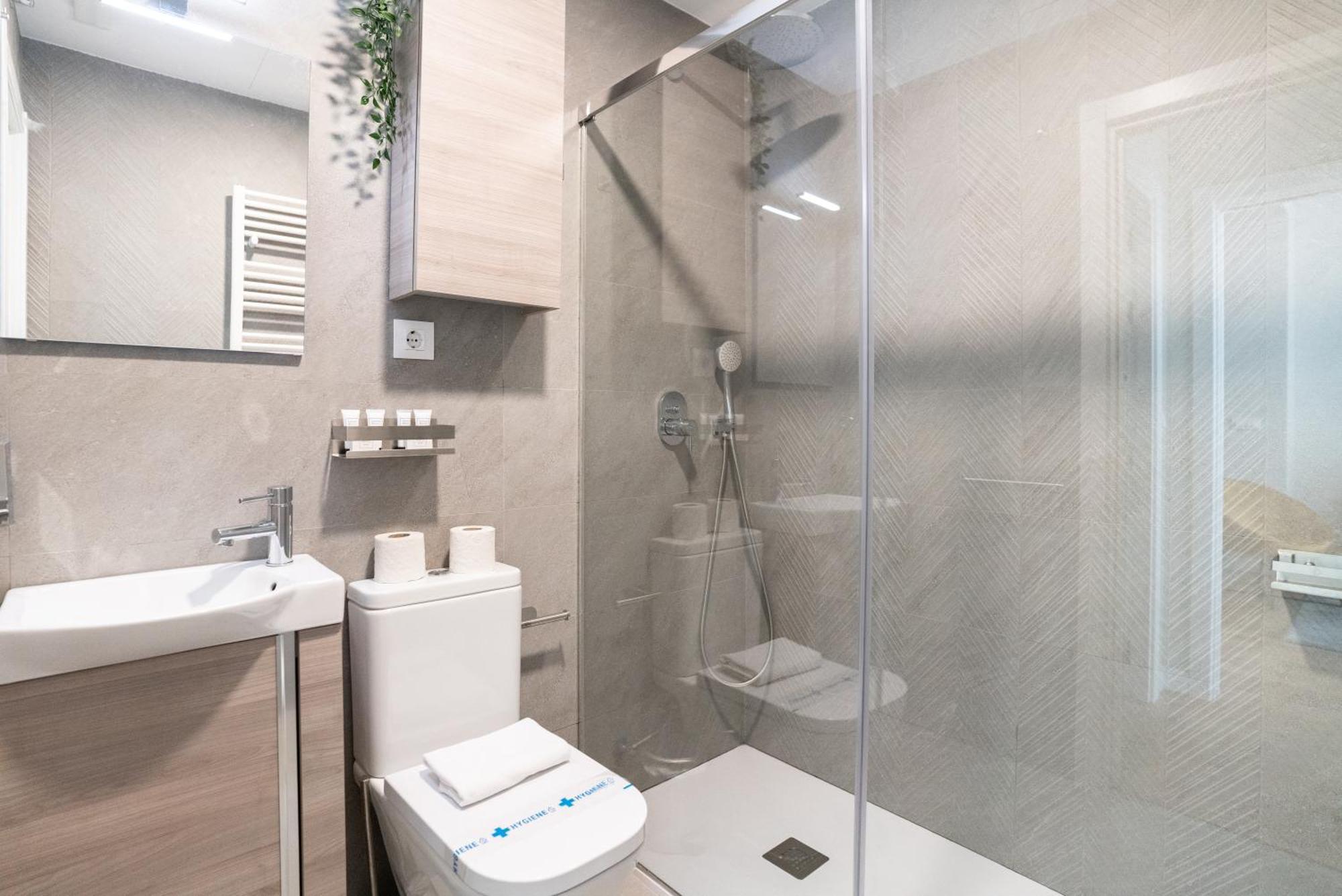 Bright And Airy 2 Bedroom In Appartamento