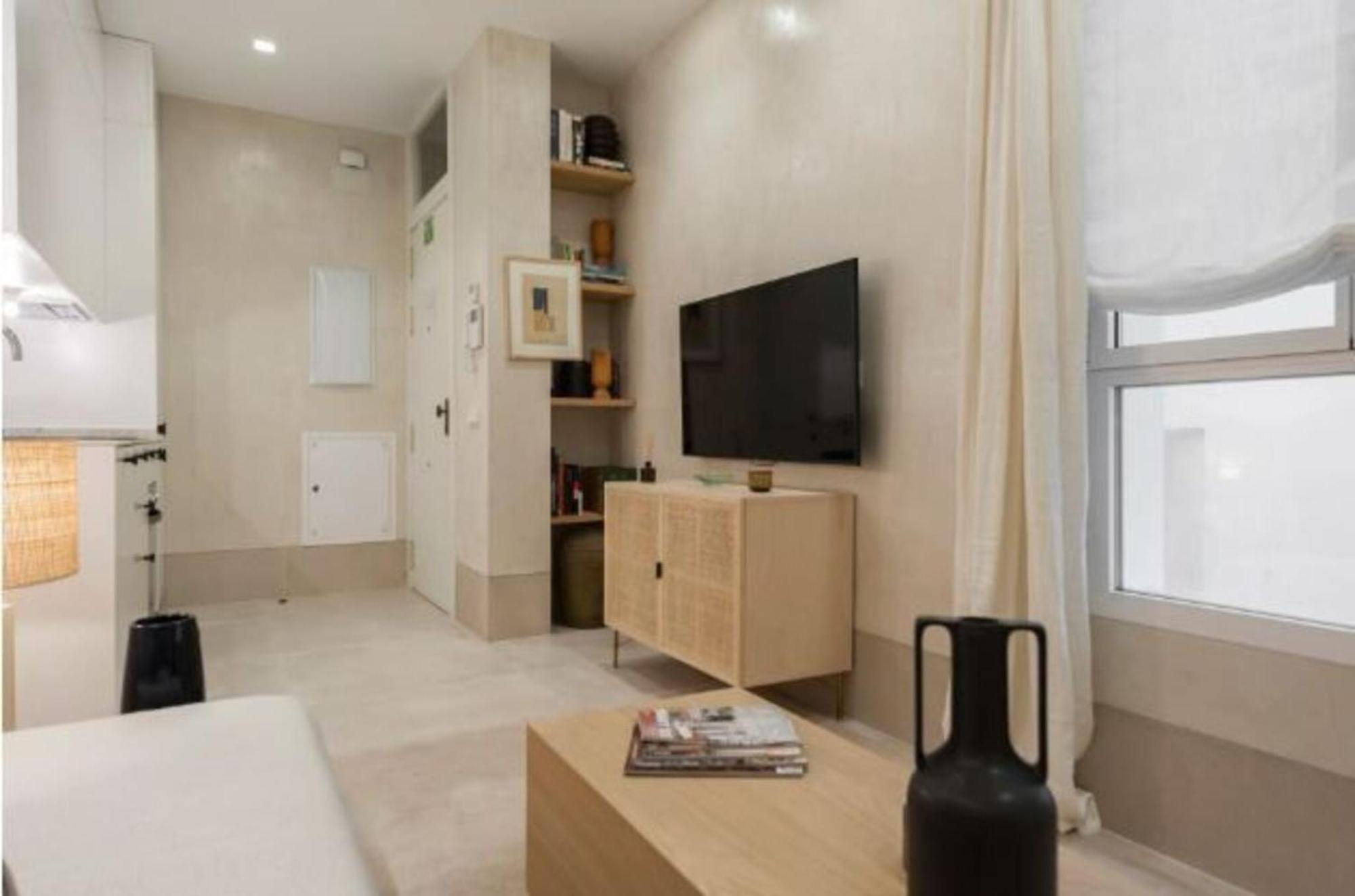 Apartamento Elegant Neptuno-cortes For 2 People Madrid