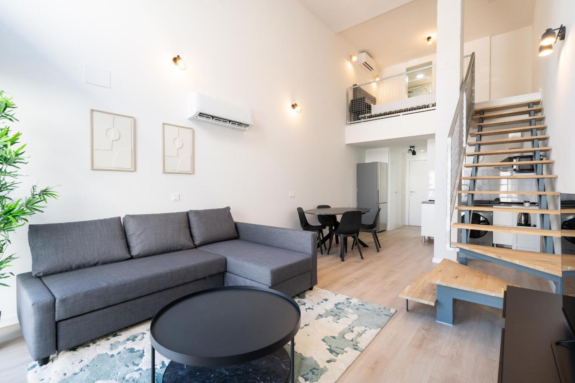 Loft Reformado Industrial Con Garaje *