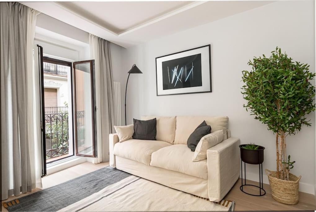 Gran Via Xii Calle Corredera Baja De San Pablo 3br 3bh Apartamento *