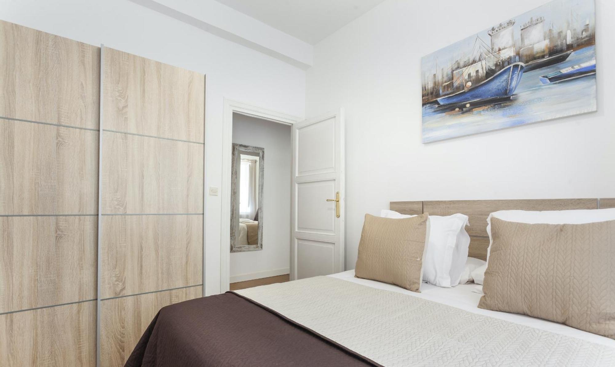 Mit House Artes Exclusive En * Madrid