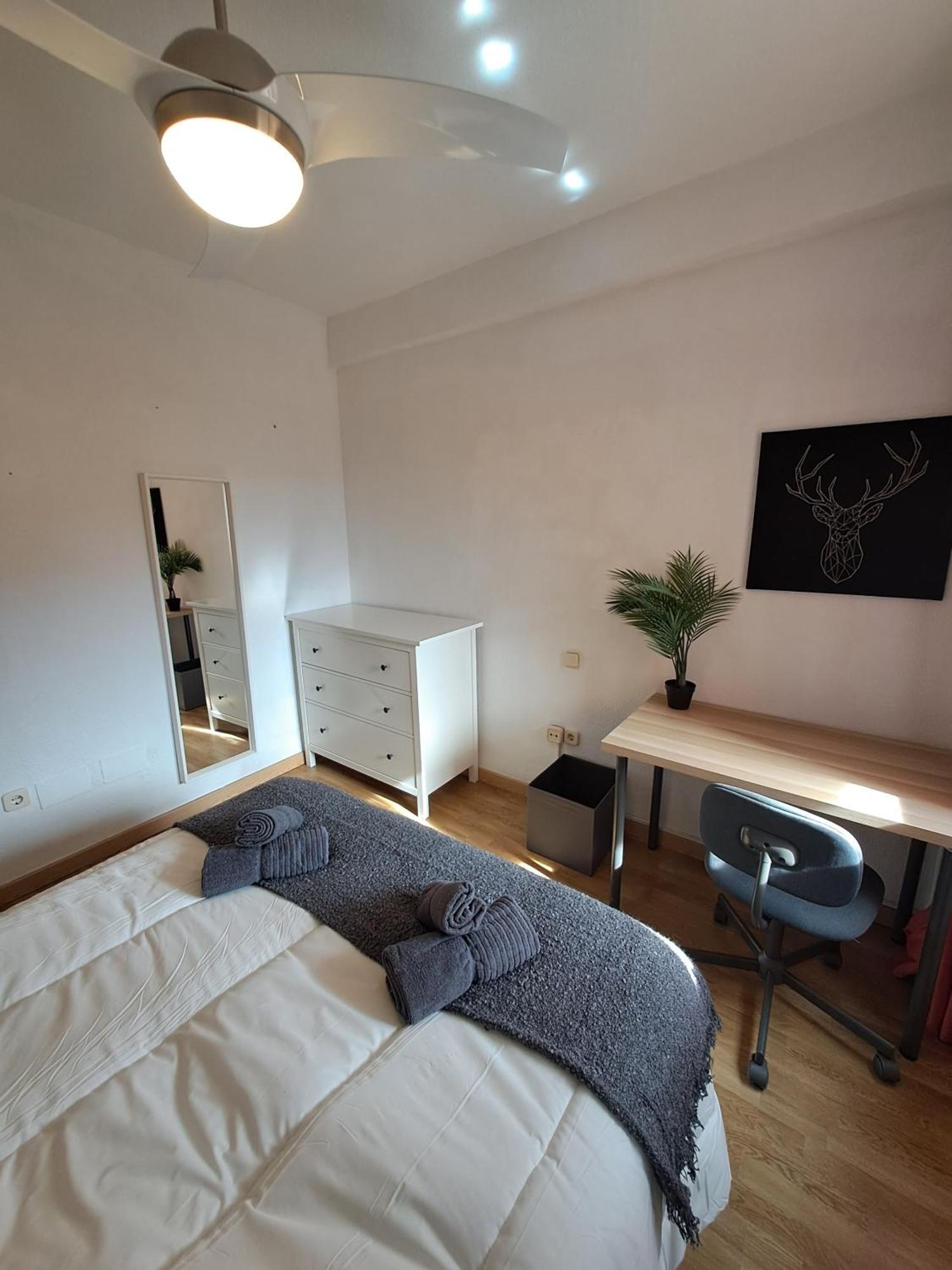Pensión In - Private For Rent In Calle De San Bernabe