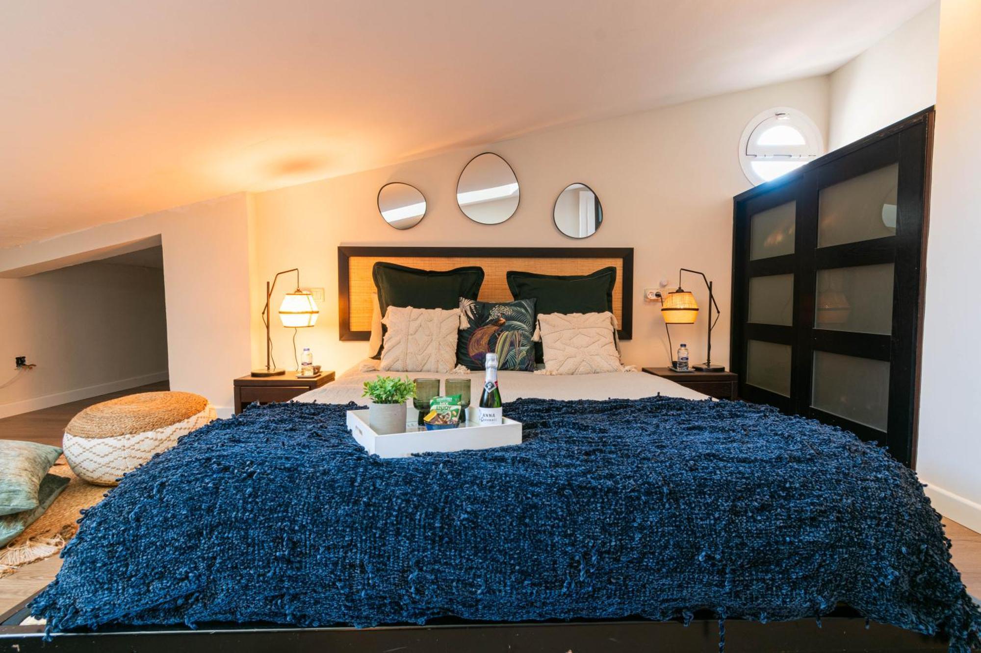 Authentic Experience -plaza Mayor 7min Walk - Spectacular View - Champagne Madrid