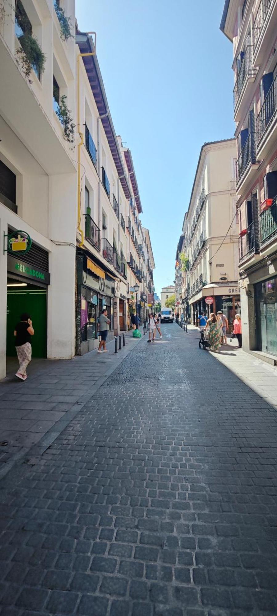 2 Personas En Pleno Centro De Apartamento