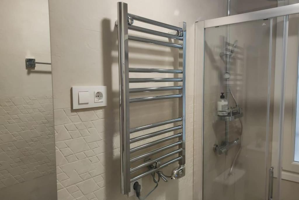 Entero Junto A Cuatro Caminos Con Licencia Del Ayto De Apartment *