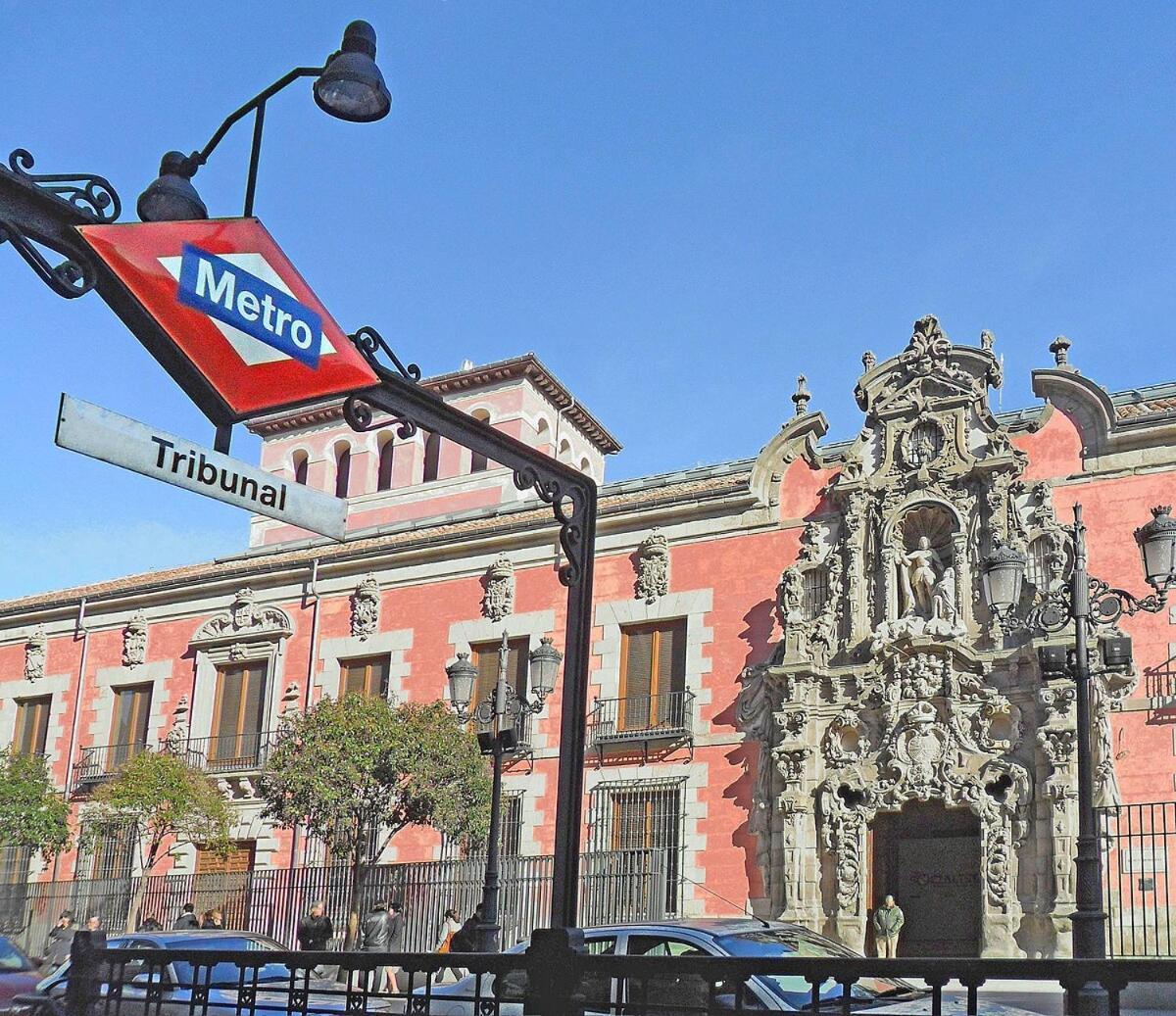 2 Personas En Pleno Centro De Apartamento Madrid