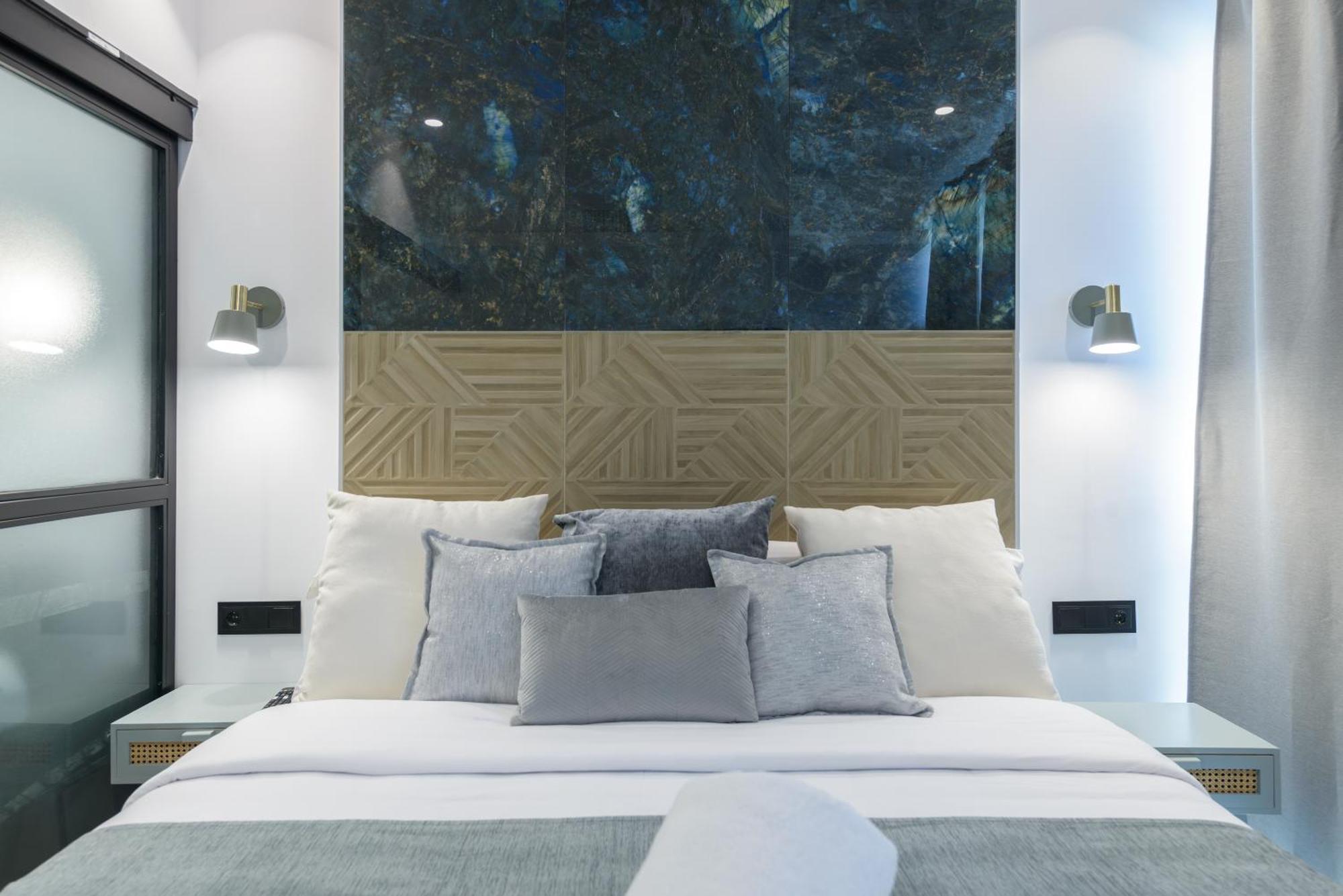 Deluxe Sol, By Monaro Madrid