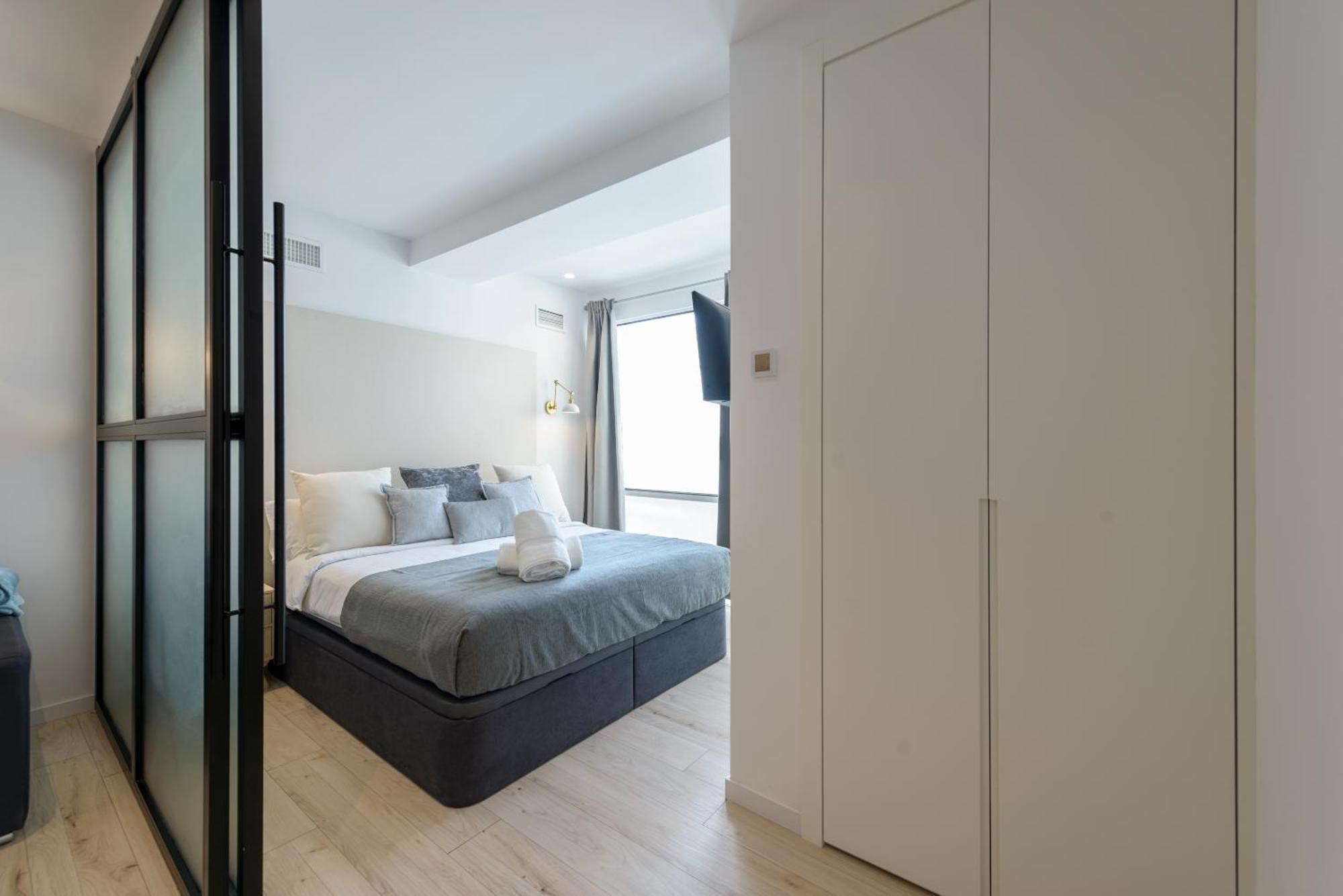 Deluxe Sol, By Monaro Madrid