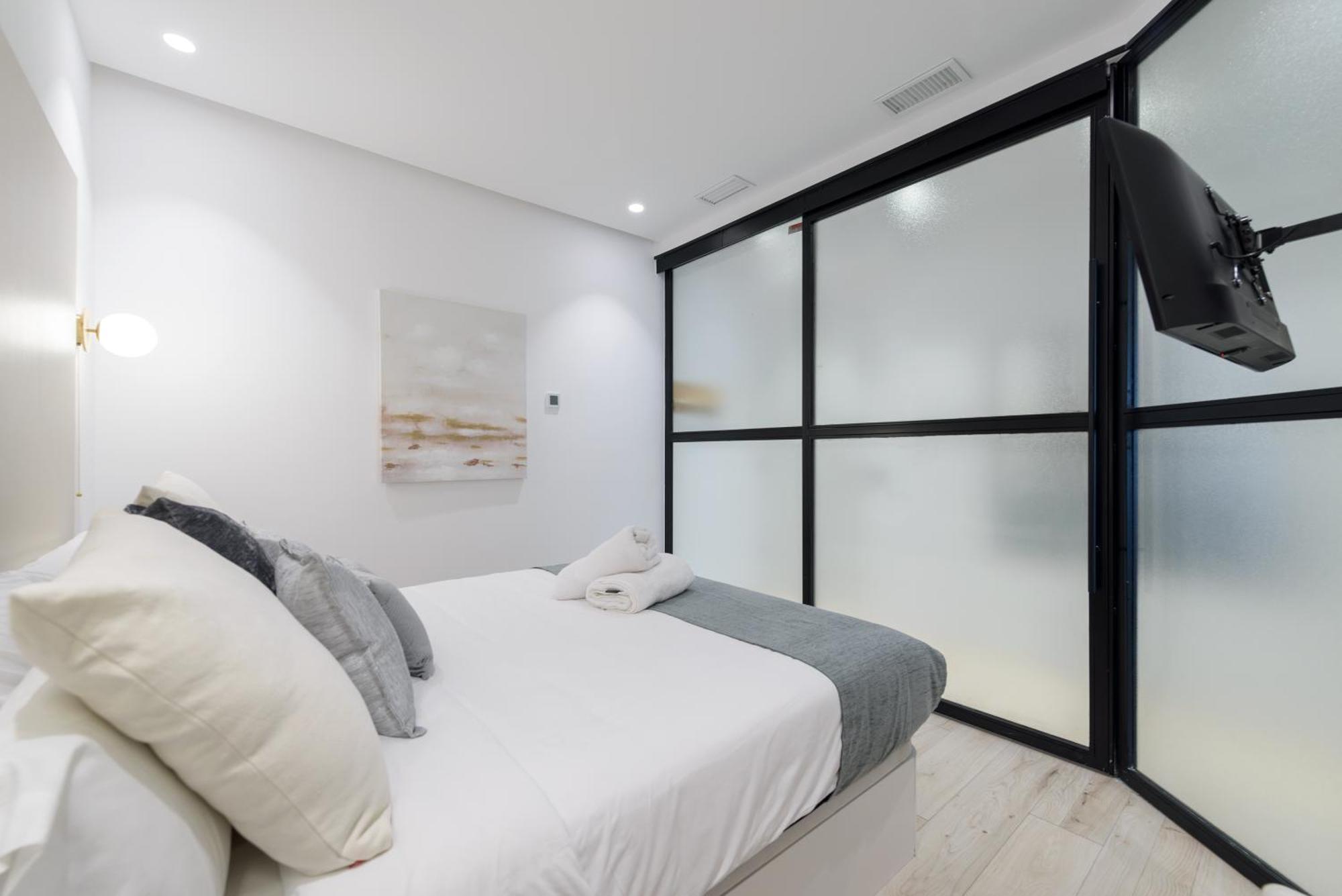 Deluxe Sol, By Monaro Madrid