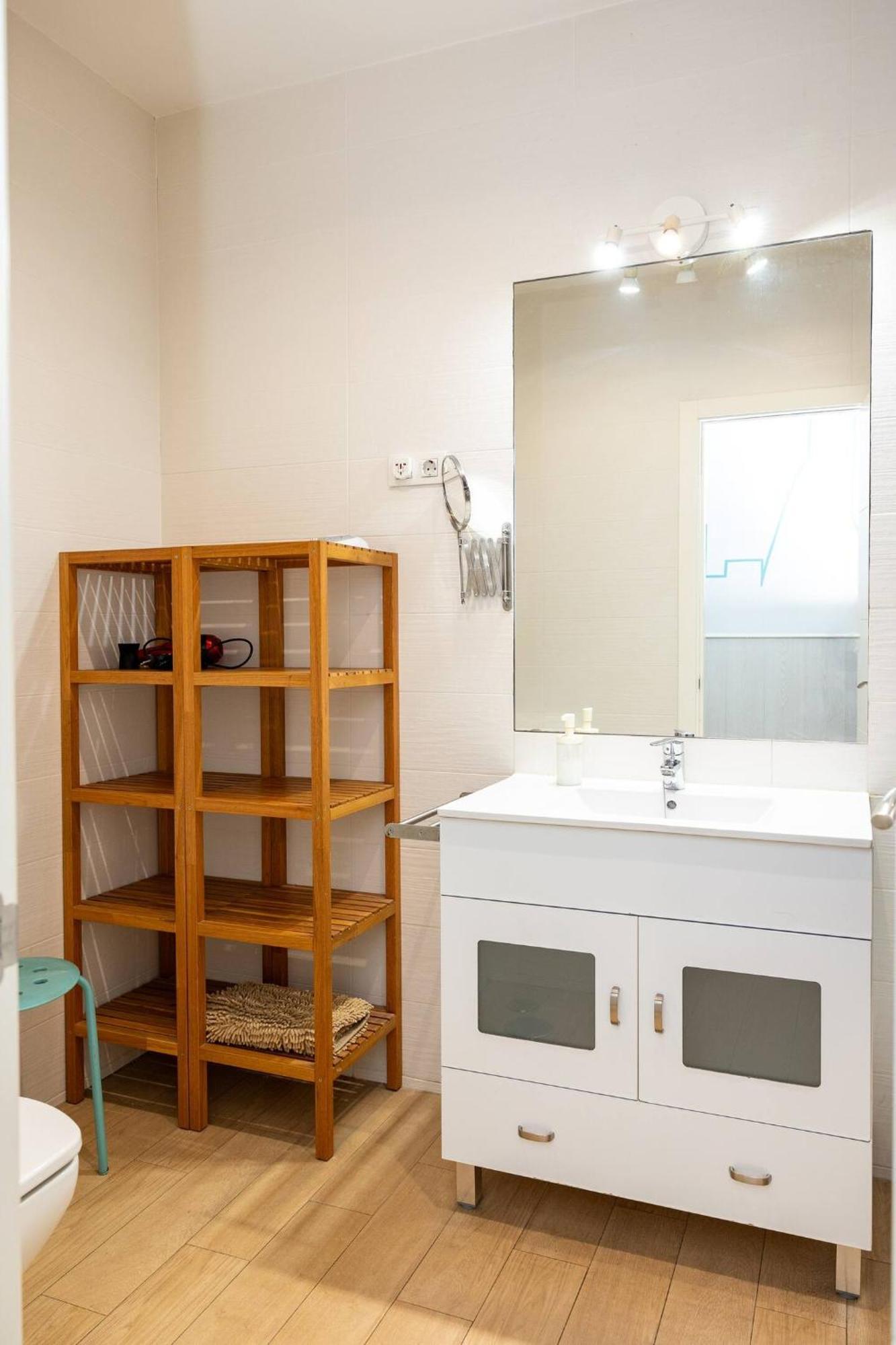 Modern And Spacious-2bedrooms 1bathroom-malasana Apartment