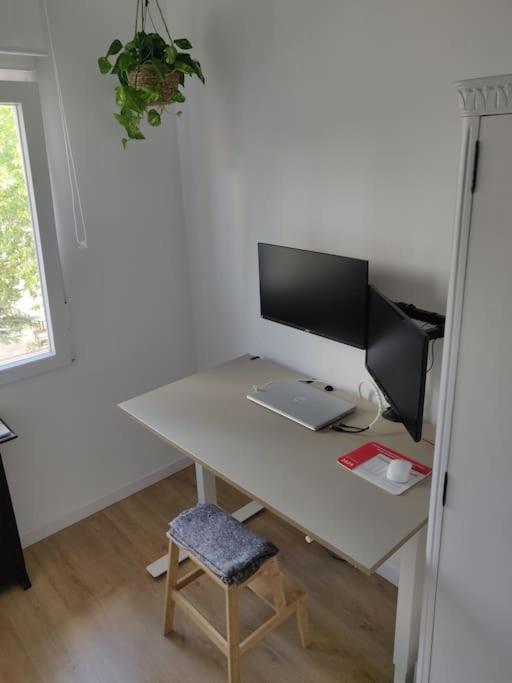 Moderno Con Oficina Y Balcon Appartamento Madrid
