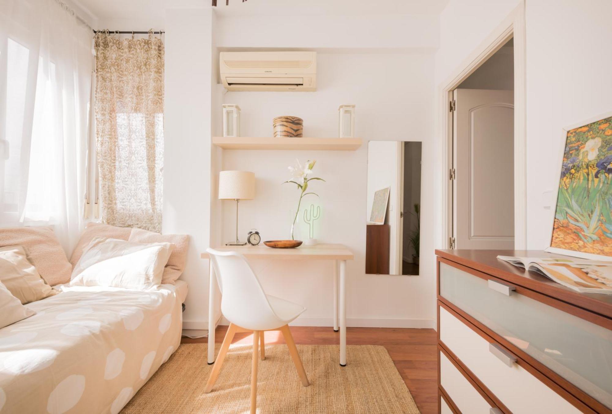 Sunny And Cozy With Ensuite Bathroom