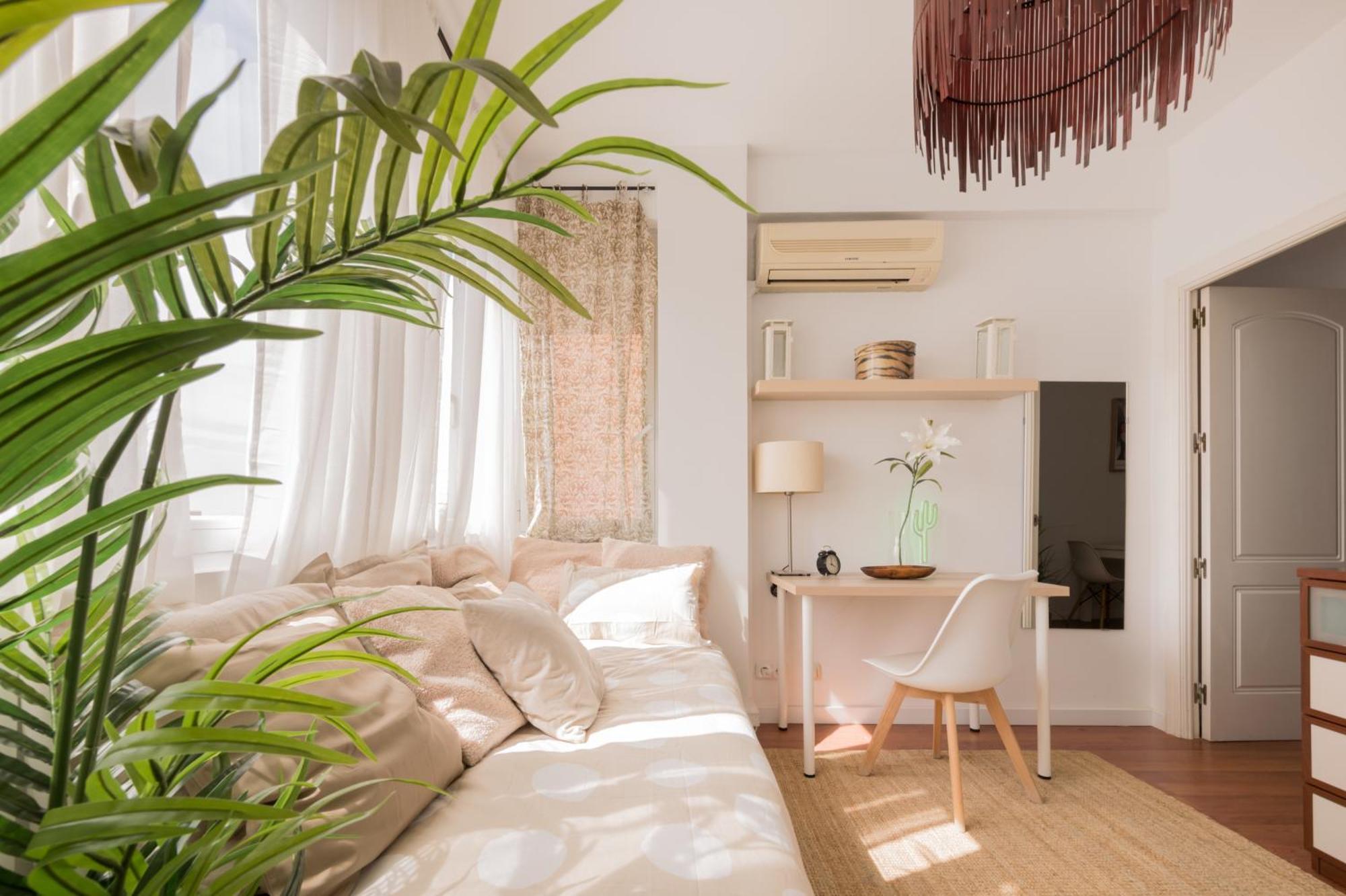 Sunny And Cozy With Ensuite Bathroom Habitación en casa particular Madrid
