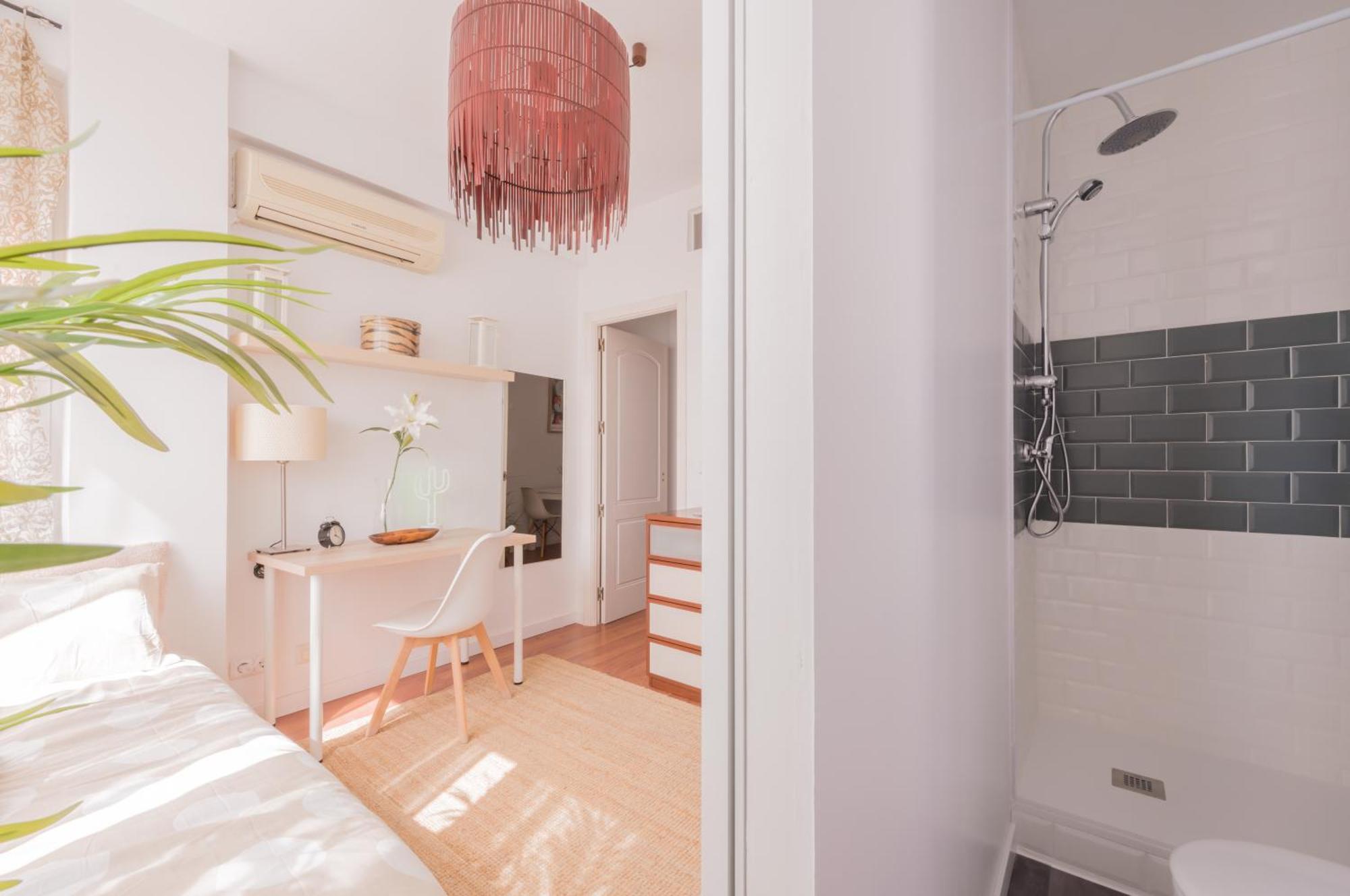 Sunny And Cozy With Ensuite Bathroom *